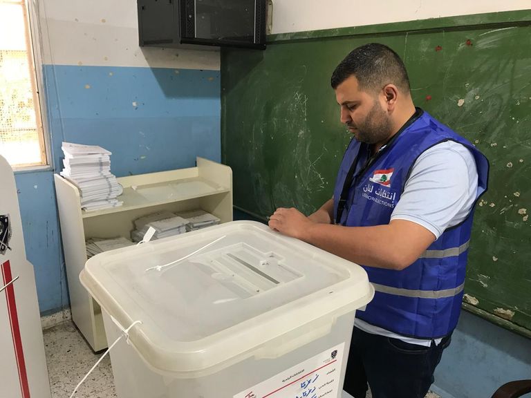 لبنانية تدلي بصوتها في الانتخابات البلدية 2025