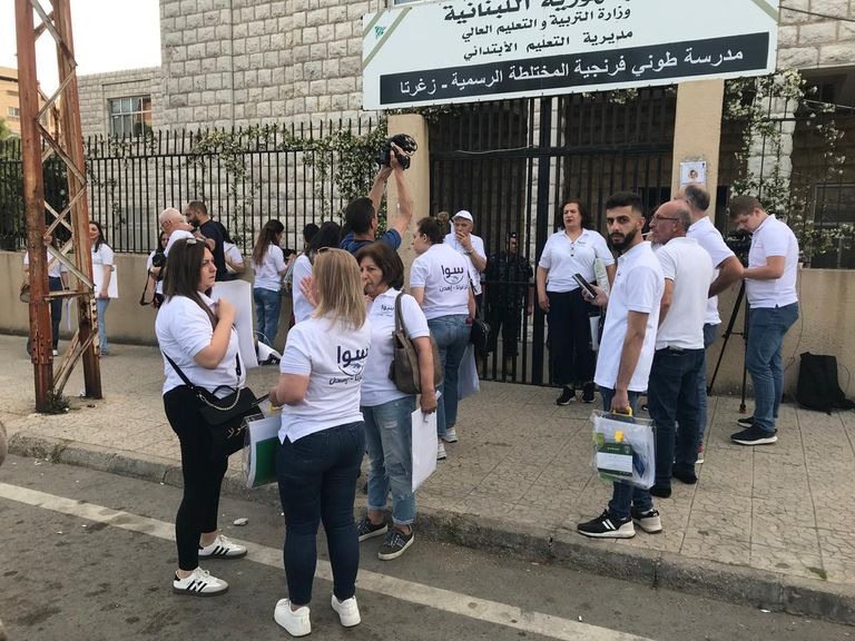 لبنانية تدلي بصوتها في الانتخابات البلدية 2025