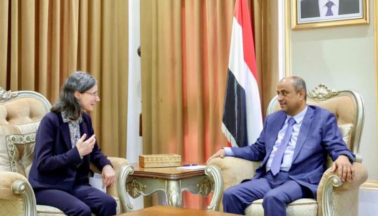 جانب من لقاء رئيس الوزراء اليمني سالم بن بريك والسفيرة الفرنسية