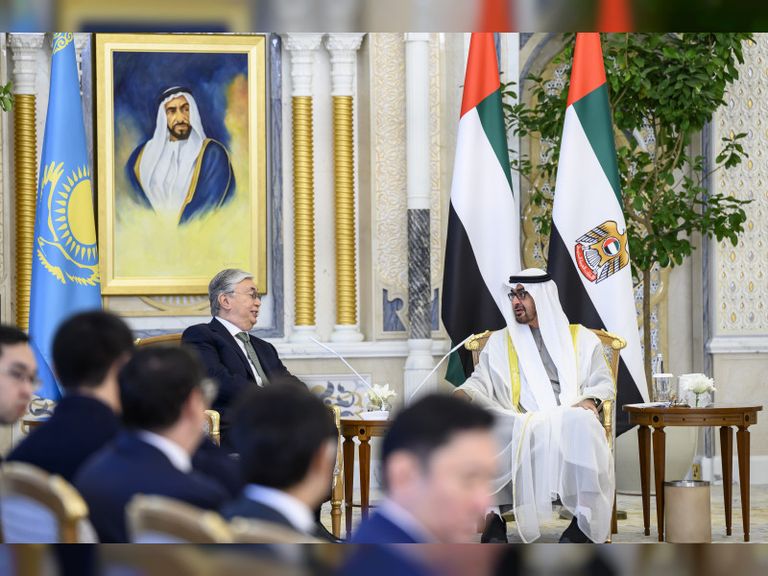 الشيخ خالد بن محمد بن زايد آل نهيان لدى وصوله كازاخستان