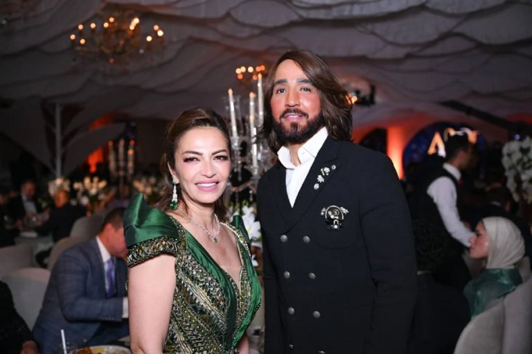 أصالة ورامي صبري مع العروسين