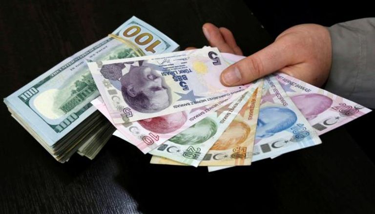 عملات ورقية مختلفة من الليرة التركية والدولار الأمريكي