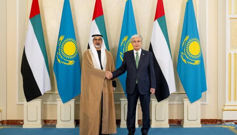 الشيخ خالد بن محمد بن زايد آل نهيان وقاسم جومارت توكاييف