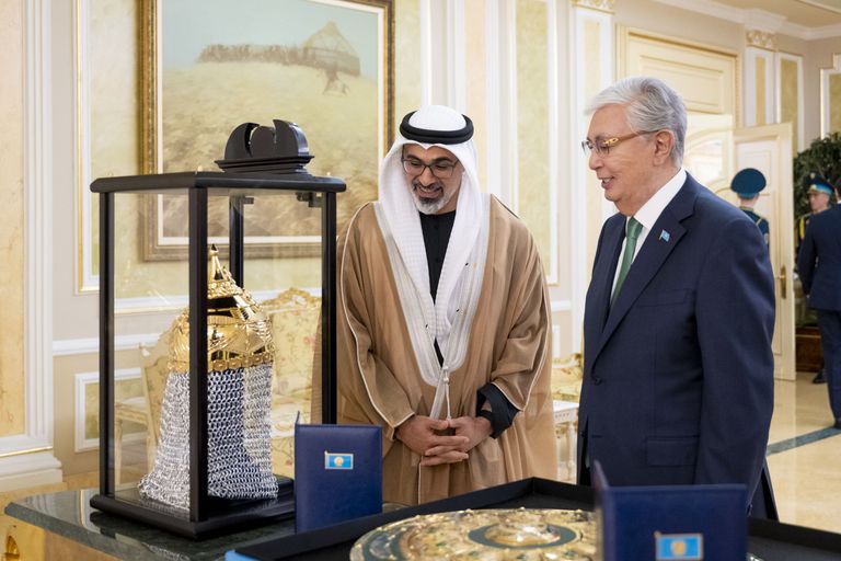  الشيخ خالد بن محمد بن زايد آل نهيان وقاسم جومارت توكاييف