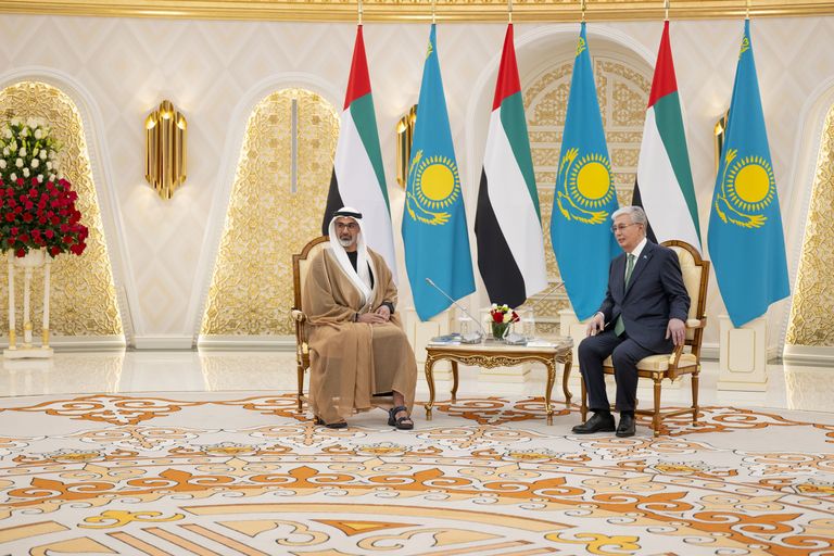  الشيخ خالد بن محمد بن زايد آل نهيان وقاسم جومارت توكاييف