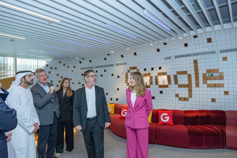 حمدان بن محمد يزور مكاتب «غوغل» في دبي