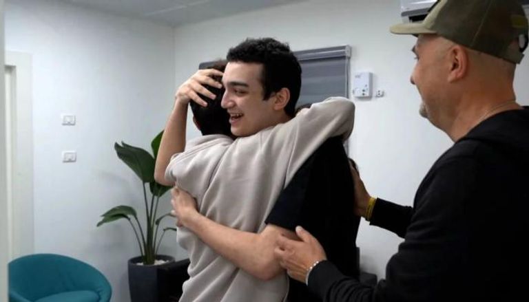 عيدان مع عائلته بعد الإفراج عنه