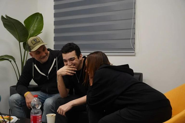 عيدان مع عائلته بعد الإفراج عنه