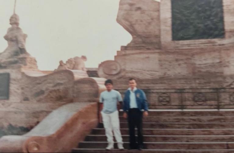 روبرت بريفوست في يسار الصورة