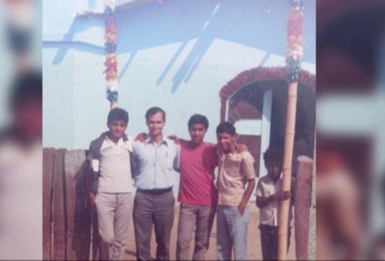 روبرت بريفوست في يسار الصورة