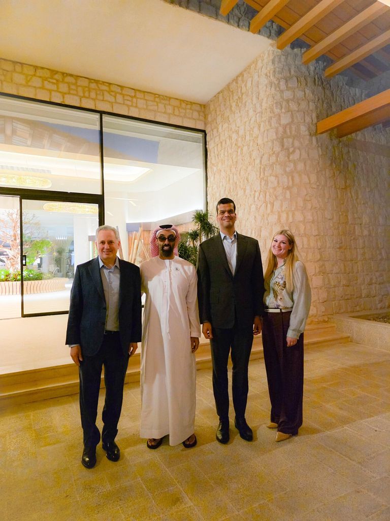 الشيخ طحنون بن زايد آل نهيان وإلى جانبه ديفيد ساكس شركة G42 الإماراتية