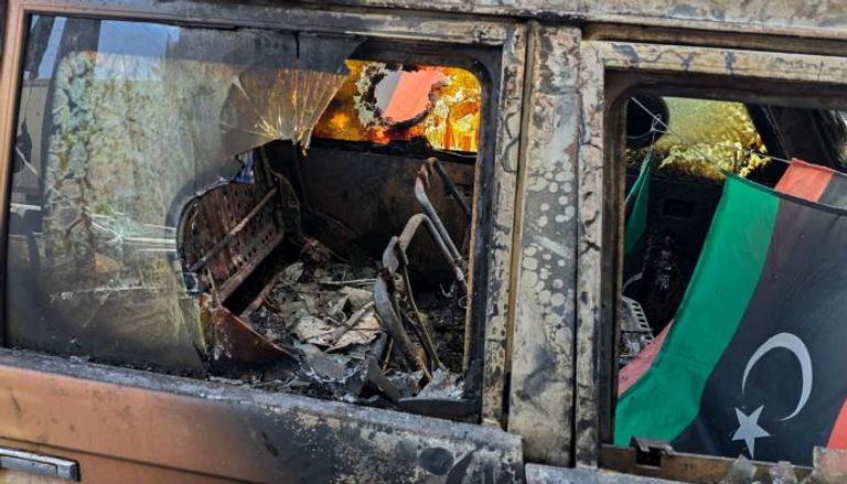 سيارة مدمرة بعد اشتباكات ليلية في منطقة أبو سليم الجنوبية بطرابلس