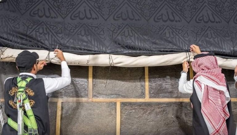 رفع كسوة الكعبة استعدادا لموسم الحج 2025- أرشيفية