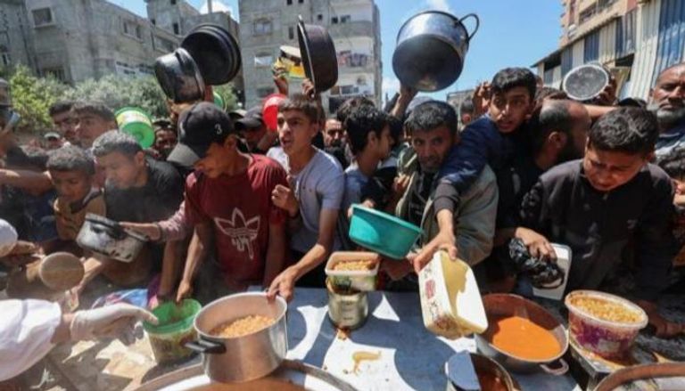 تزاحم للحصول على الطعام في غزة