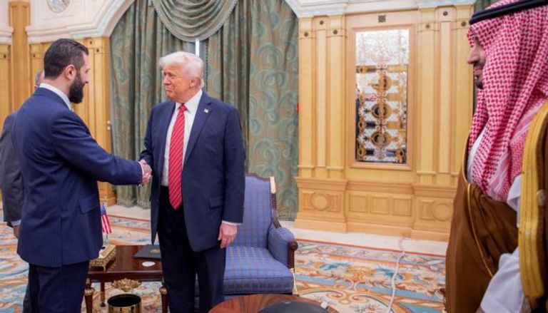 ترامب يصافح أحمد الشرع