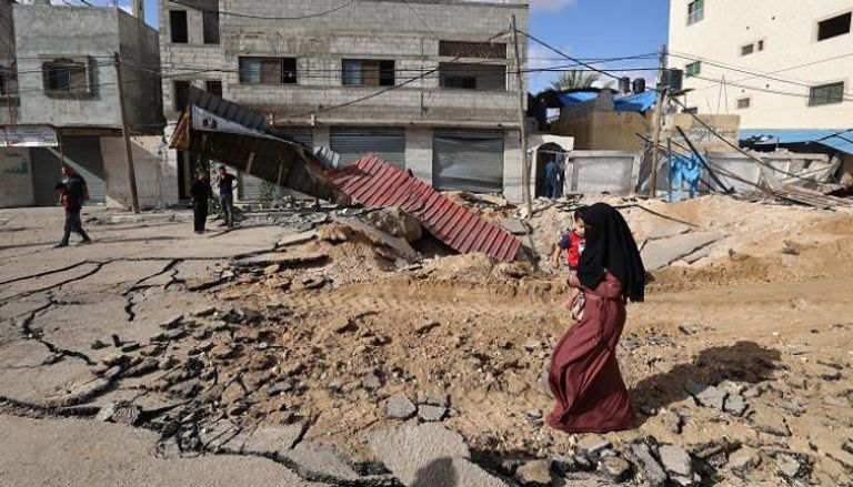 فلسطينيون فوق الأنقاض في غزة