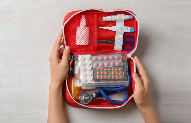 المستلزمات الطبية الشخصية التي لا غنى عنها للحاج أدوية ومستلزمات طبية في حقيبة الحاج