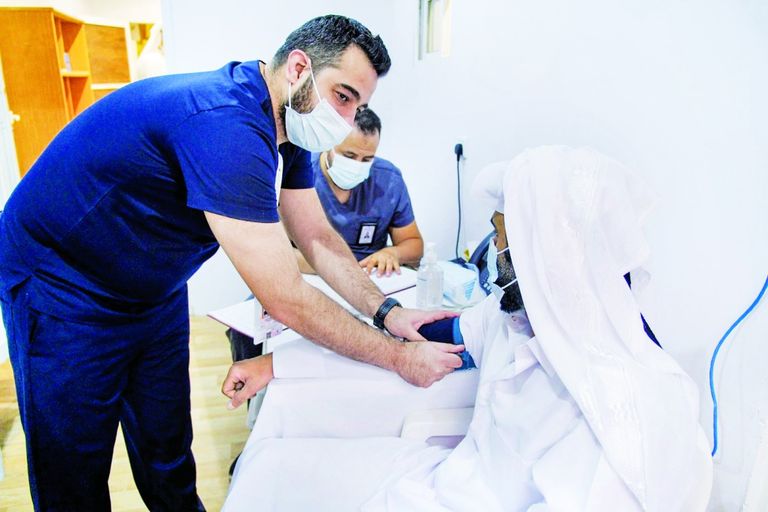 أكثر الأمراض الشائعة التي قد تصيب الحجاج أدوية ومستلزمات طبية في حقيبة الحاج