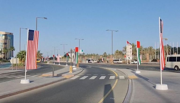 أعلام الإمارات وأمريكا ترفرف في شوارع أبوظبي