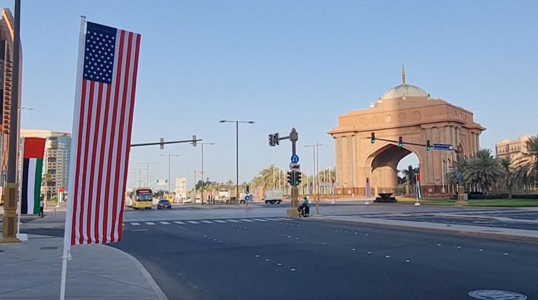 أعلام الإمارات وأمريكا ترفرف في شوارع أبوظبي