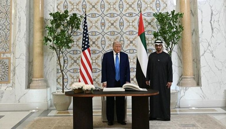 الشيخ محمد بن زايد آل نهيان والرئيس دونالد ترامب - أ ف ب