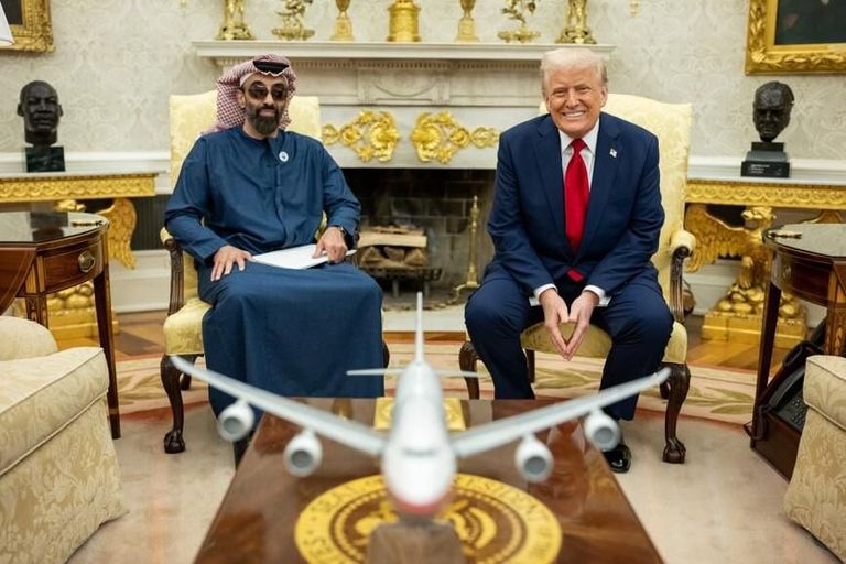 الشيخ محمد بن زايد آل نهيان والرئيس الأمريكي في لقاء سابق