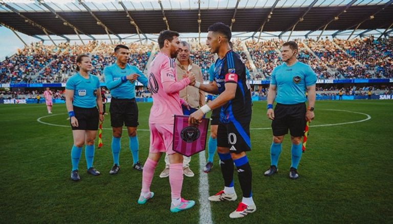 ميسي والحكم الأرجنتيني ليونيل ميسي