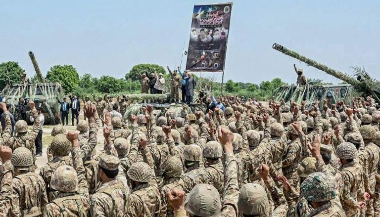 ئيس الوزراء الباكستاني شهباز شريف واقفًا على دبابة برفقة رئيس أركان الجيش الباكستاني