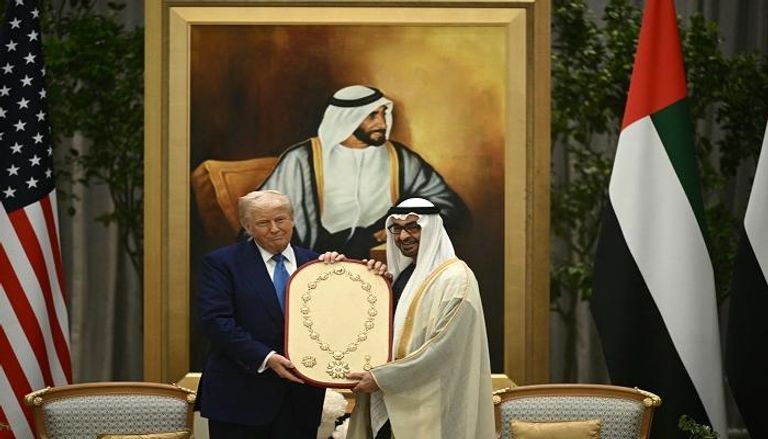 رئيس دولة الإمارات يمنح ترامب «وسام زايد»