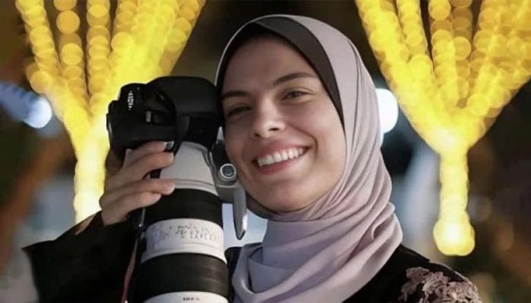 مهرجان كان يوجه تحية للمصورة الفلسطينية فاطمة حسونة