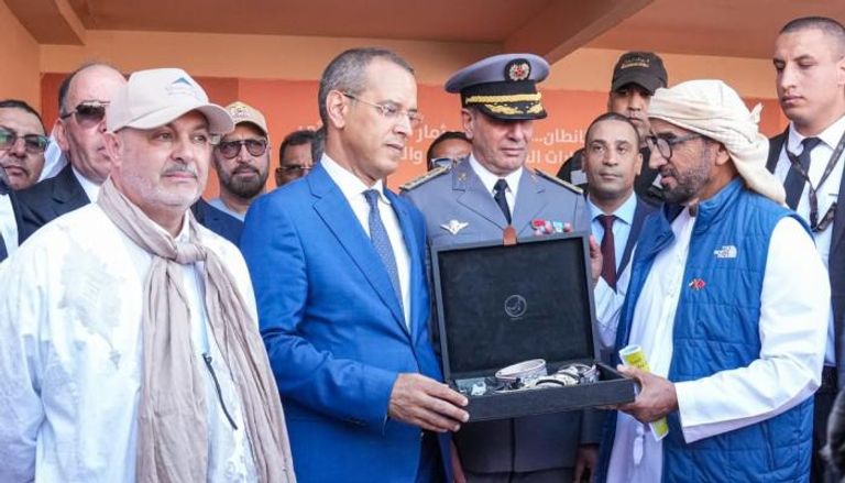 زيارة وفد مغربي لجناح الإمارات في موسم طانطان الثقافي