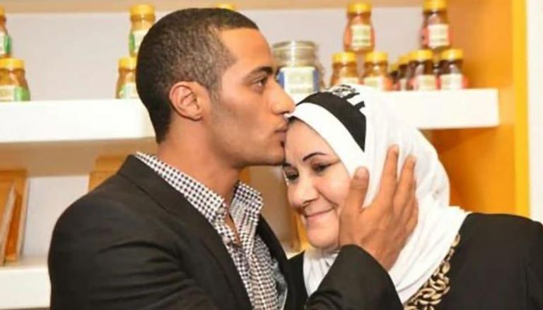 محمد رمضان رفقة والدته
