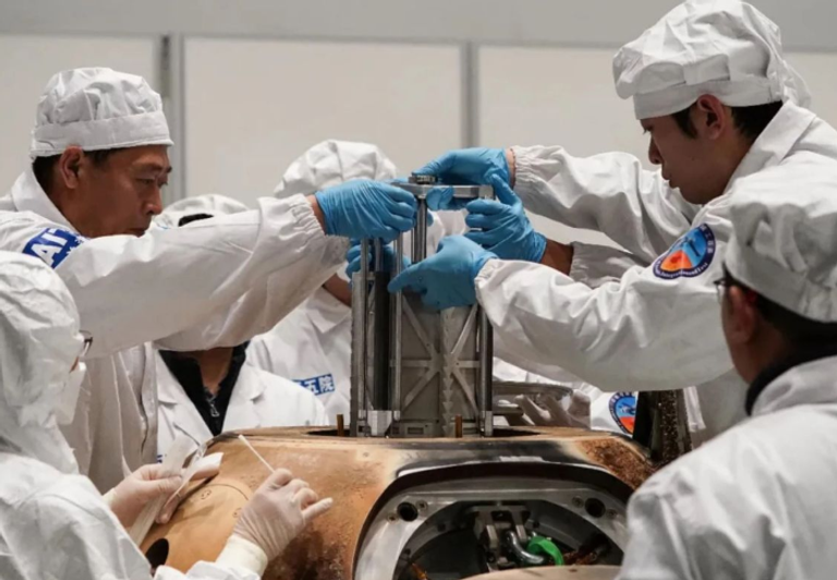  الصين تشارك عينات نادرة من سطح القمر 