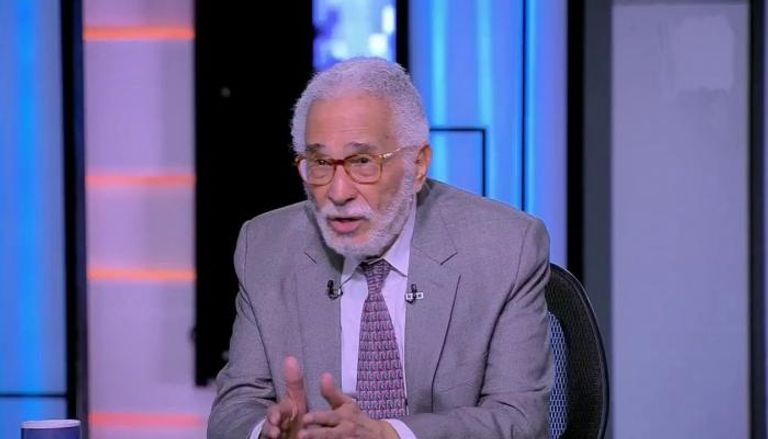 عبدالرحمن أبوزهرة مع حفيدته