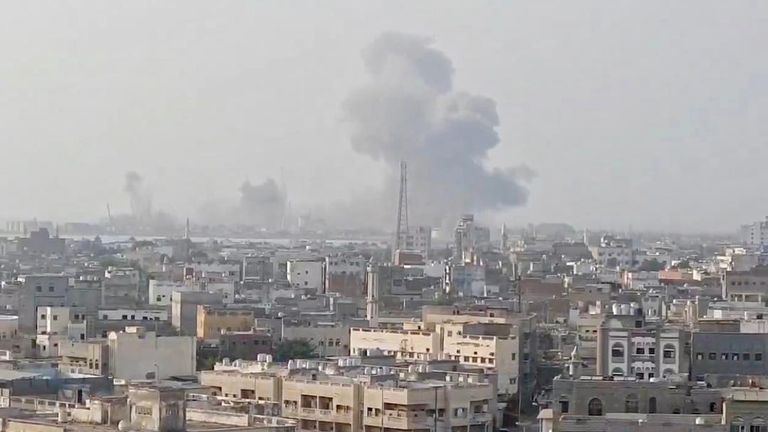 حريق في مستودع نفط في ميناء الحديدة جراء غارة إسرائيلية