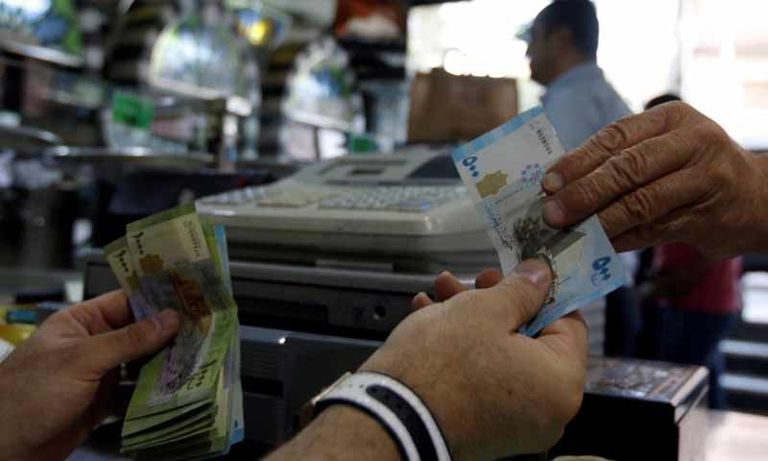 عملات ورقية فئة 2000 ليرة سورية - رويترز