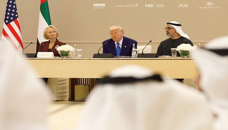 الرئيس الأمريكي والشيخ خالد بن محمد بن زايد خلال حوار الأعمال الإماراتي الأمريكي
