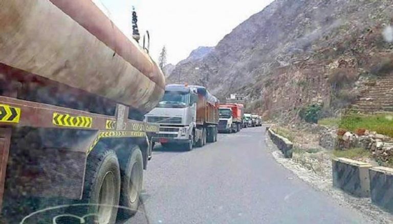 مركبات وشاحنات في خط يافع