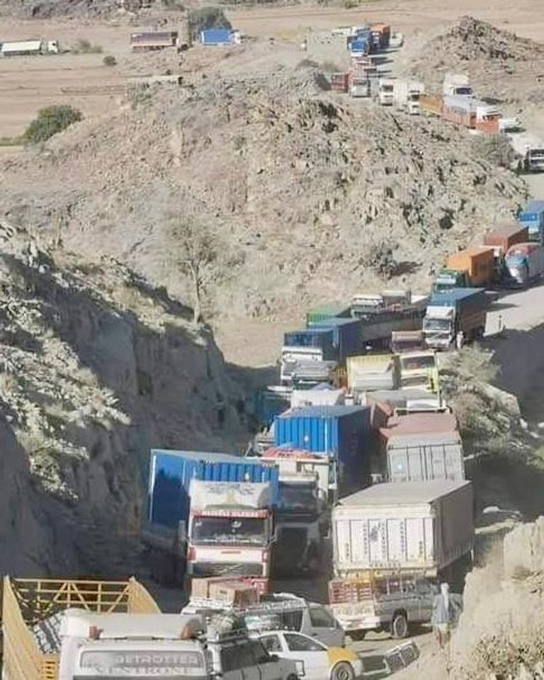 مركبات وشاحنات في خط يافع