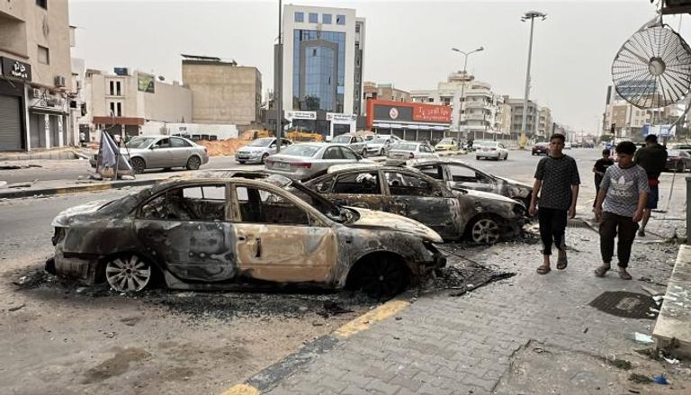 سيارات محترقة جراء اشتباكات المليشيات في طرابلس