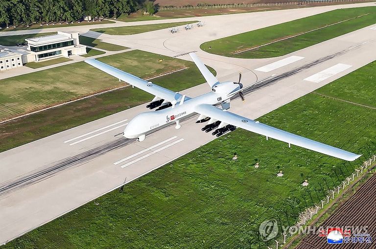 كيم يتفقد الصاروخ جو- جو 