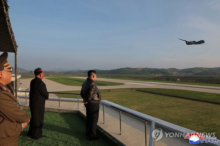 كيم يتفقد الصاروخ جو- جو 