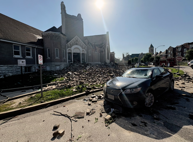 منزل تضررت واجهته الخارجية جراء الإعصار