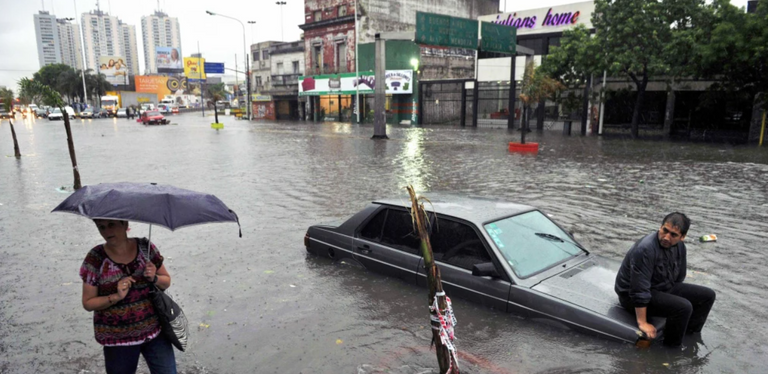 فرق إنقاذ تجلي أحد الأشخاص في الشوارع المغمورة بالمياه