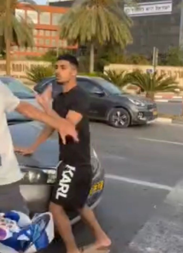 متظاهرون مناهضون للحكومة يشاركون في مظاهرة بتل أبيب