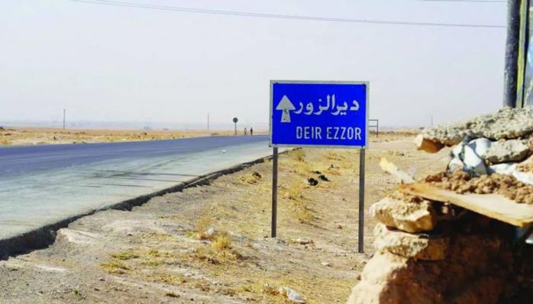 لافتا تشير إلى دير الزور شرقي سوريا