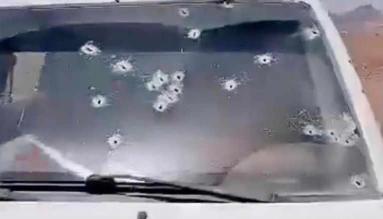 آثار الرصاص على زجاج سيارة القيادي اليمني المناهش للحوثيين