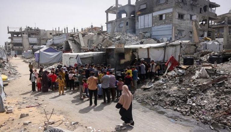 فلسطينيون يصطفون للحصول على حصة من الطعام في جباليا شمال غزة