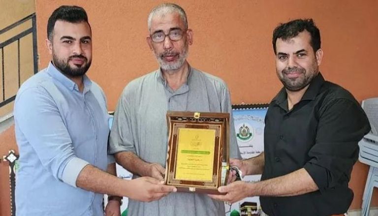 زكريا السنوار (وسط)