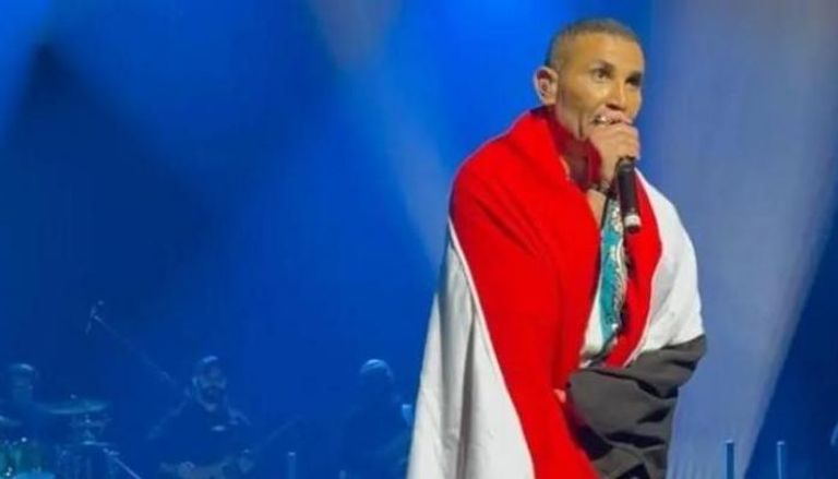 أحمد سعد ملتفا بعلم مصر